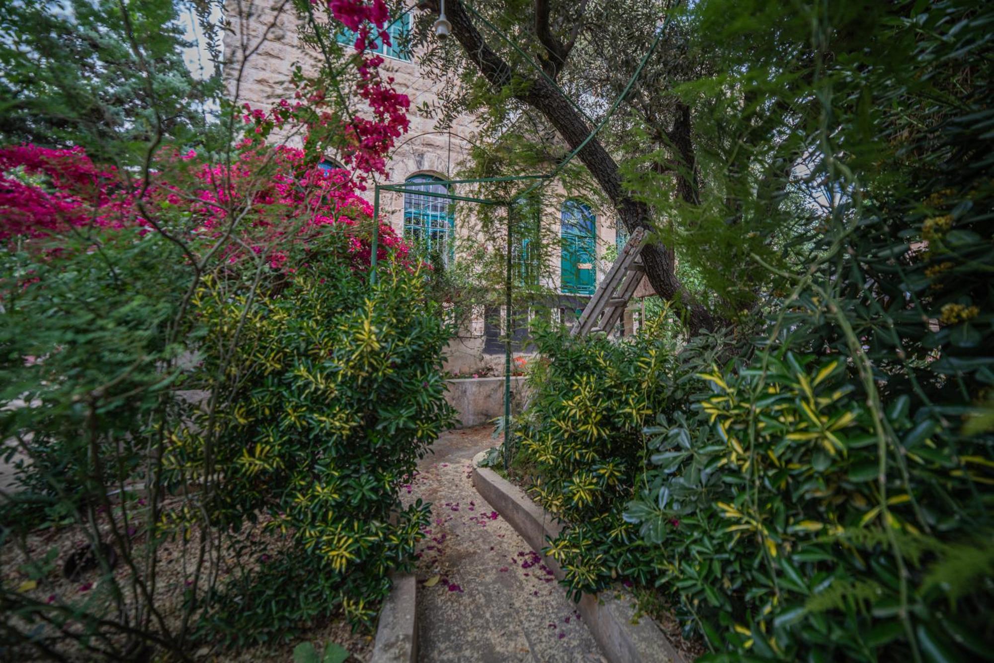 Central House With Beautiful Garden Amman Exterior photo