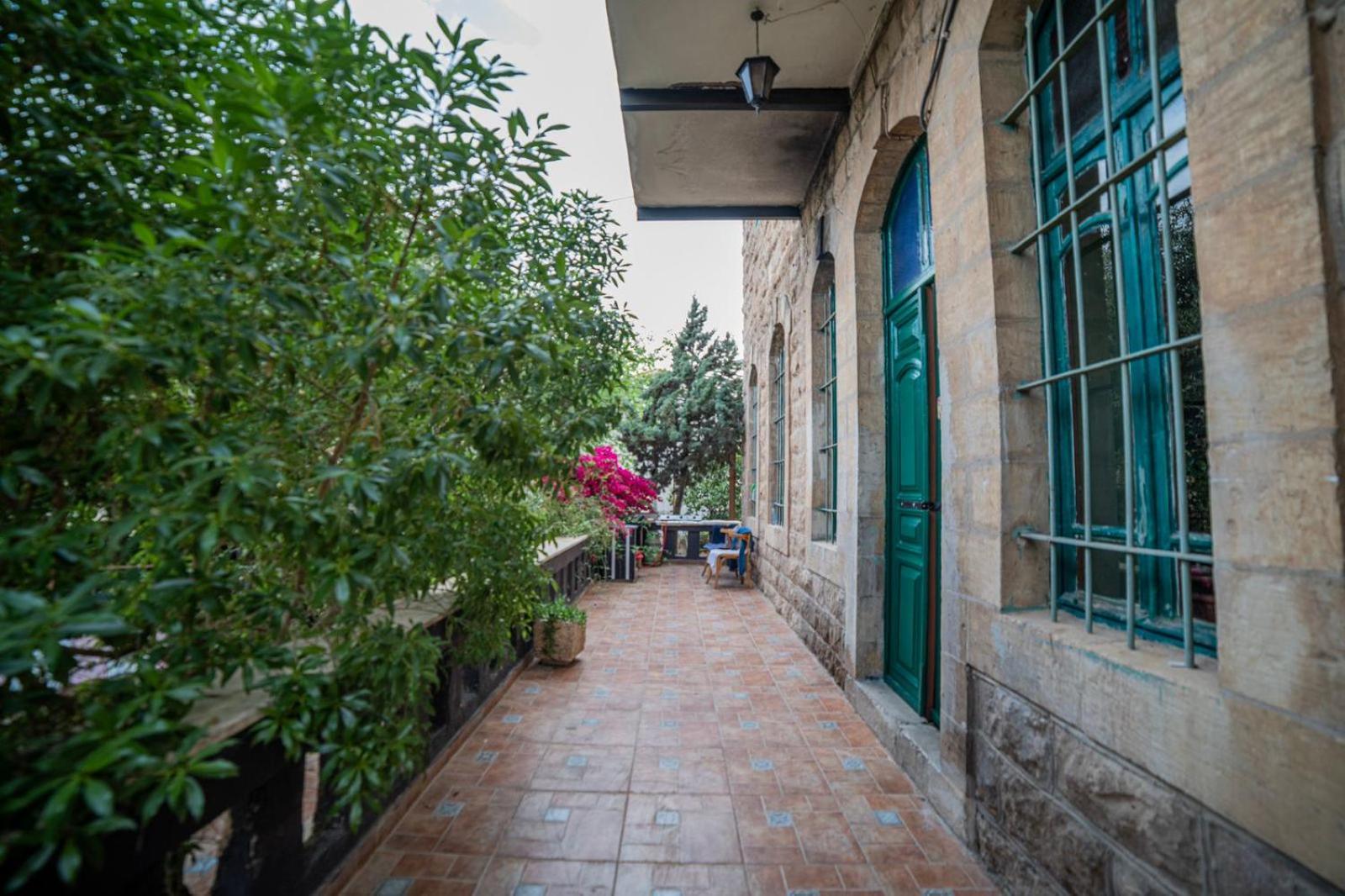 Central House With Beautiful Garden Amman Exterior photo